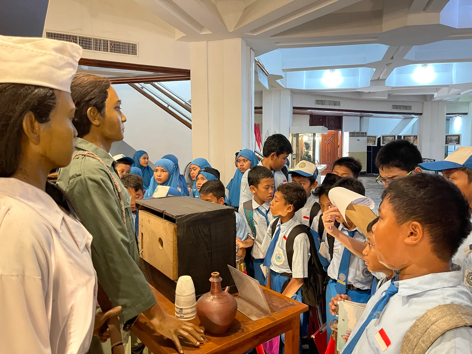 Outdoor Learning — Tugu Pahlawan — dokumentasi 3.