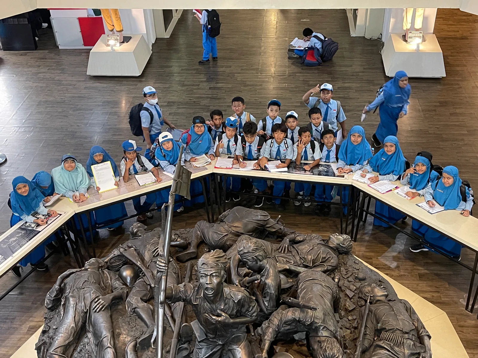 Outdoor Learning — Tugu Pahlawan — dokumentasi 4.