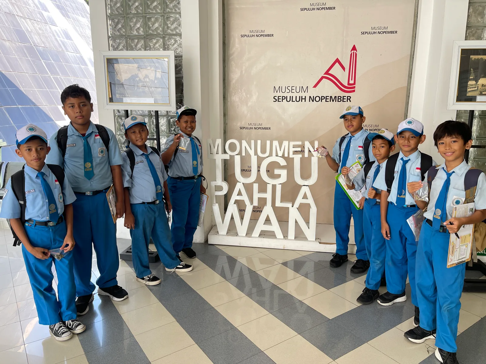 Outdoor Learning — Tugu Pahlawan — dokumentasi 5.
