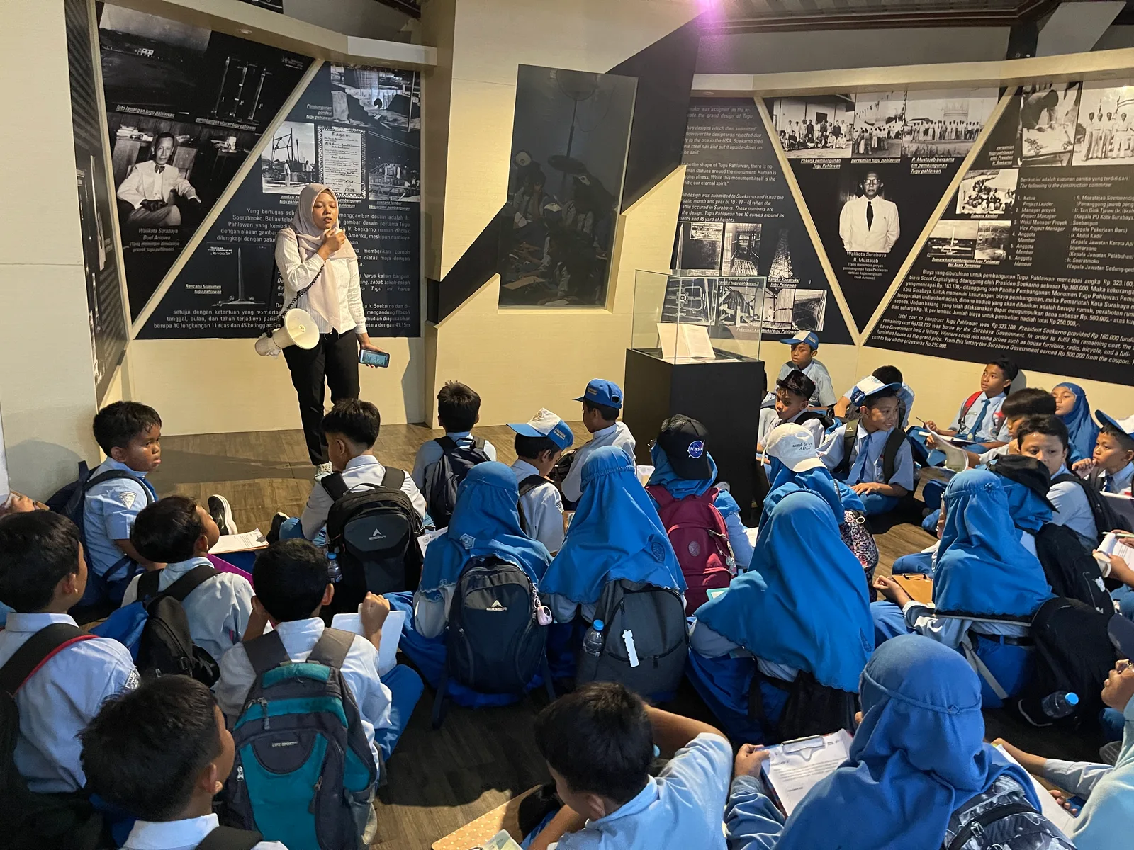 Outdoor Learning — Tugu Pahlawan — dokumentasi 2.
