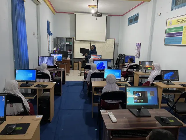 Peserta didik dan pendamping berada di ruang komputer.