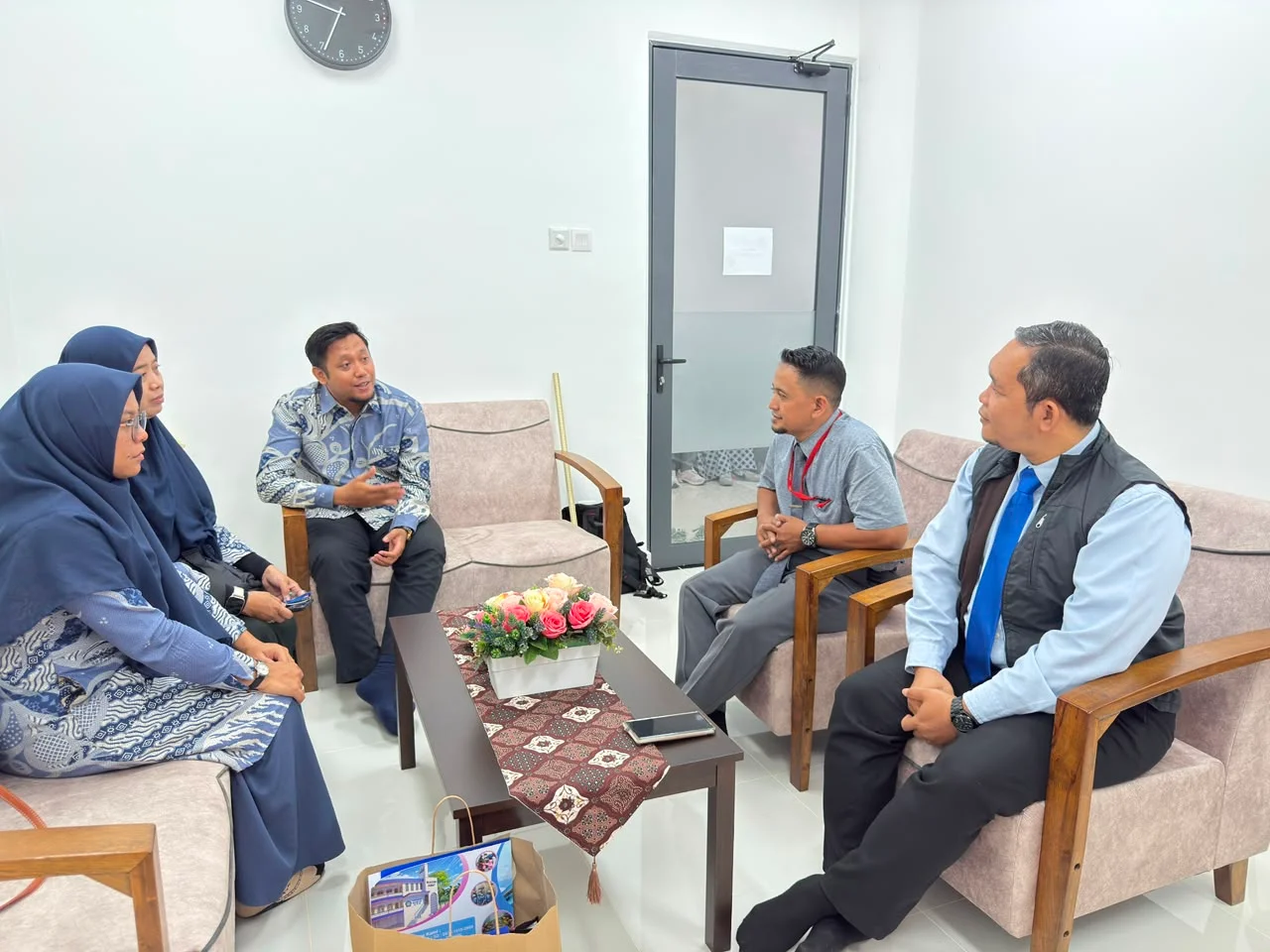 Suasana diskusi dalam kunjungan pendidikan ke Malaysia.