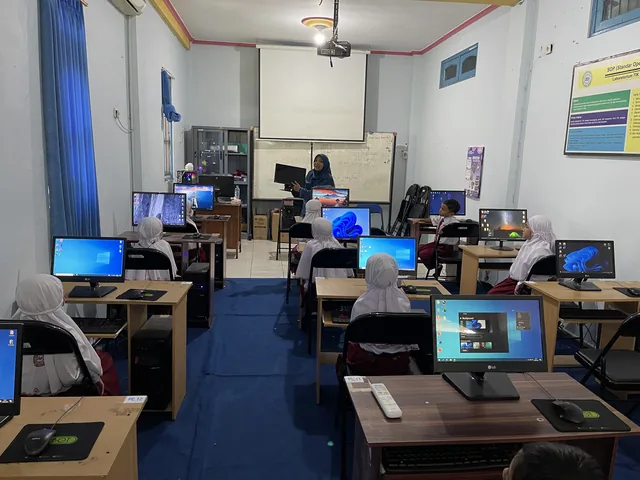 Peserta didik dan pendamping berada di ruang komputer.