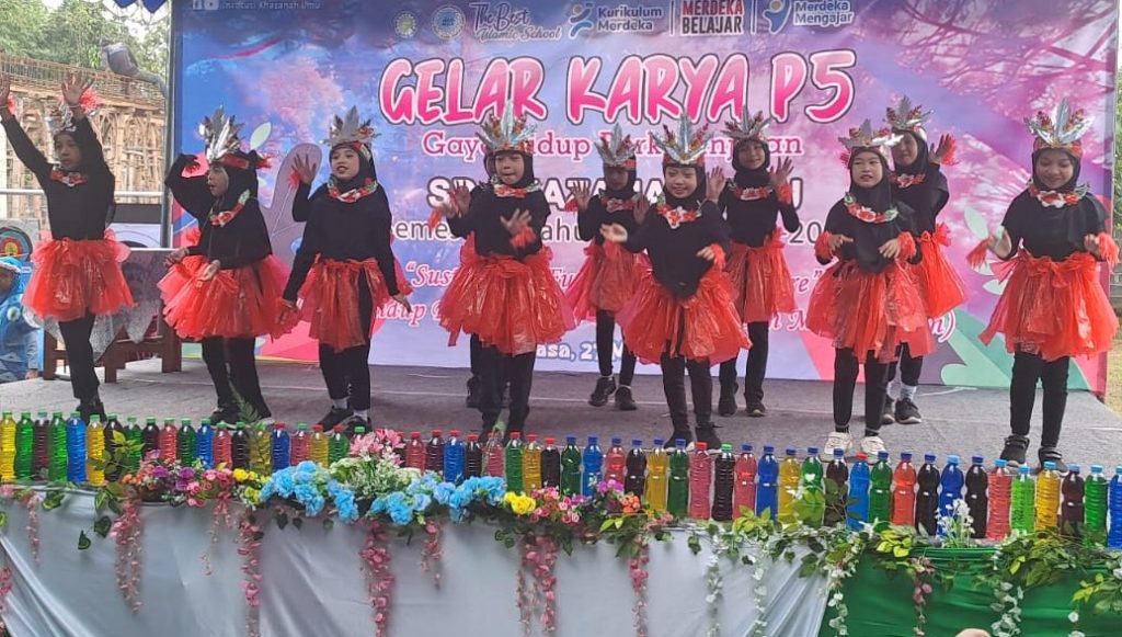 ‘Tari pedulis sampah’ yang diperankan siswa SD Khazana Ilmu dengan pakaian dari bahan bekas